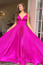 Abito lungo da cerimonia fucsia a pieghe con scollo a V e linea a trapezio