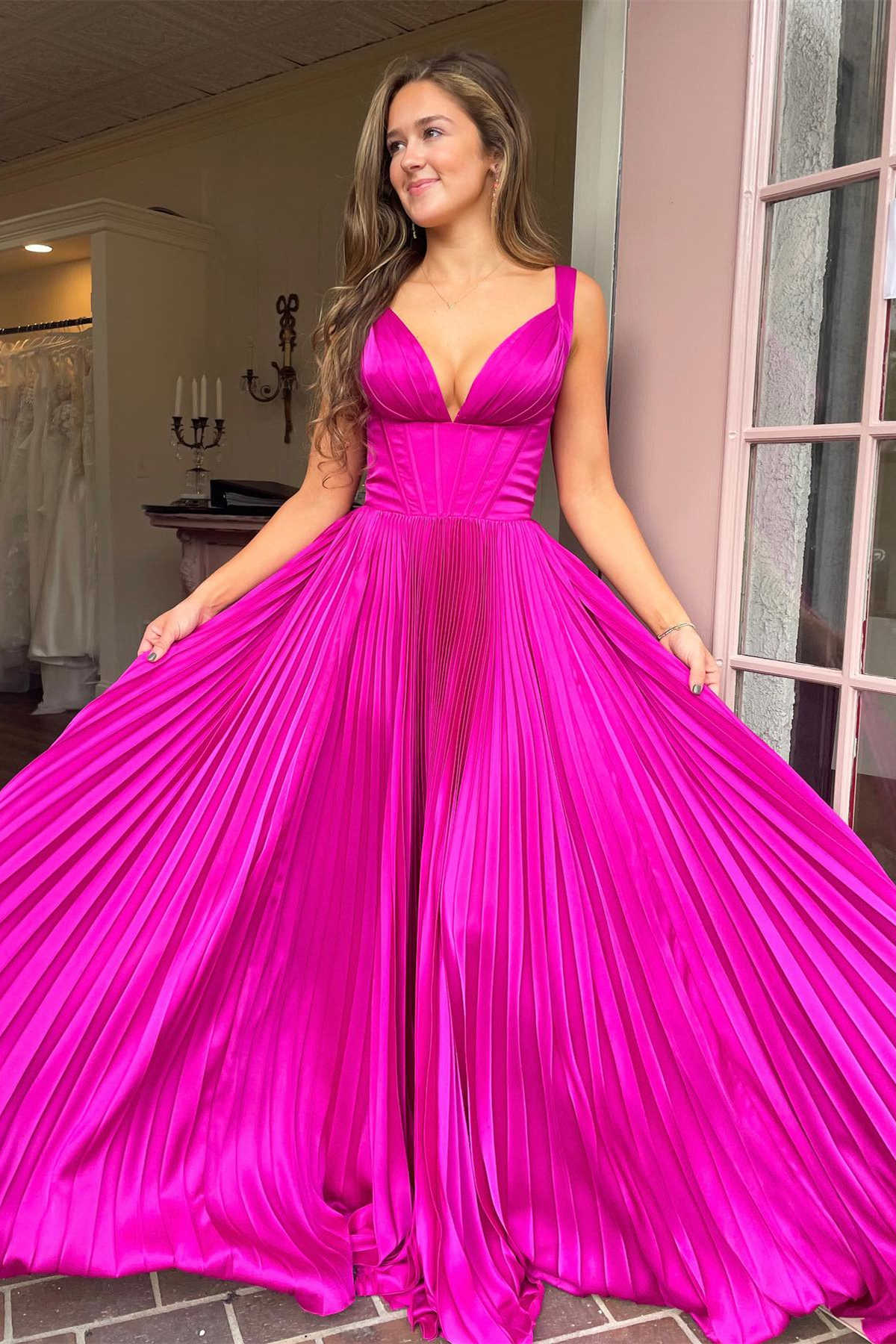Abito lungo da cerimonia fucsia a pieghe con scollo a V e linea a trapezio