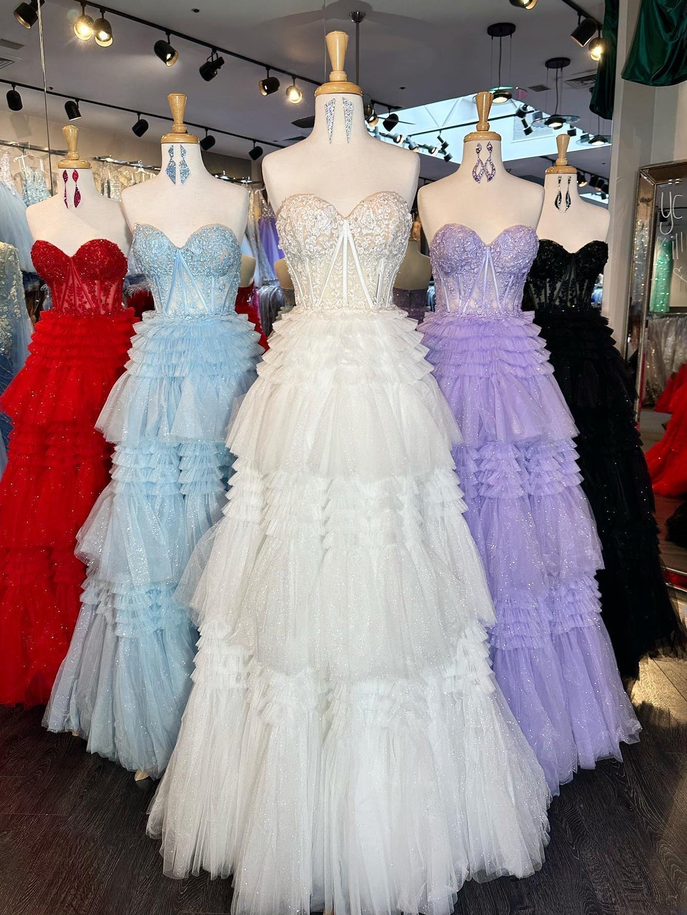 Abito da sera lungo in tulle a balze con scollo a cuore e linea a trapezio