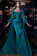 Abito da sposa dignitoso verde con scollo quadrato, maniche lunghe, linea a colonna e gonna lunga fino a terra con strascico