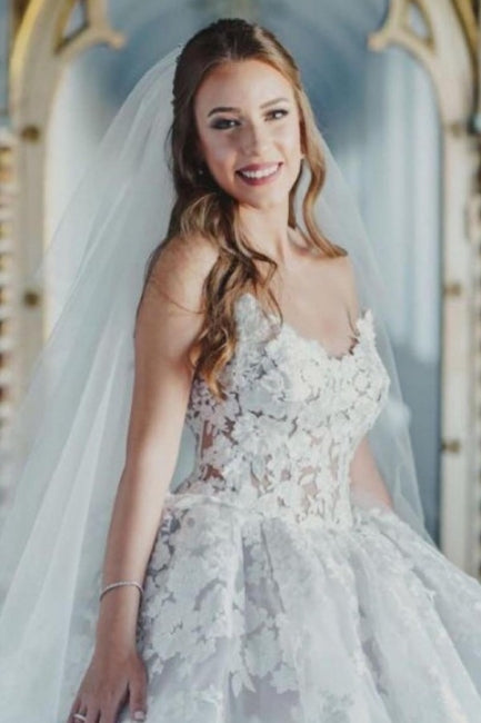 Robe de mariée en tulle sans manches avec décolleté en cœur et dentelle 