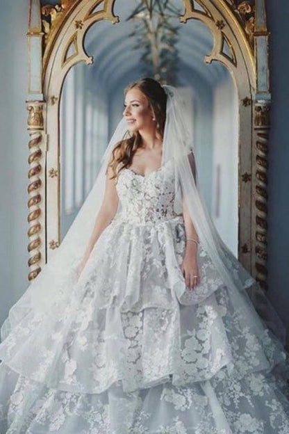 Robe de mariée en tulle sans manches avec décolleté en cœur et dentelle 