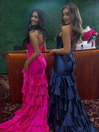 Diya | Vestido longo de cetim para baile, sem alças, com folhos e racha, estilo sereia