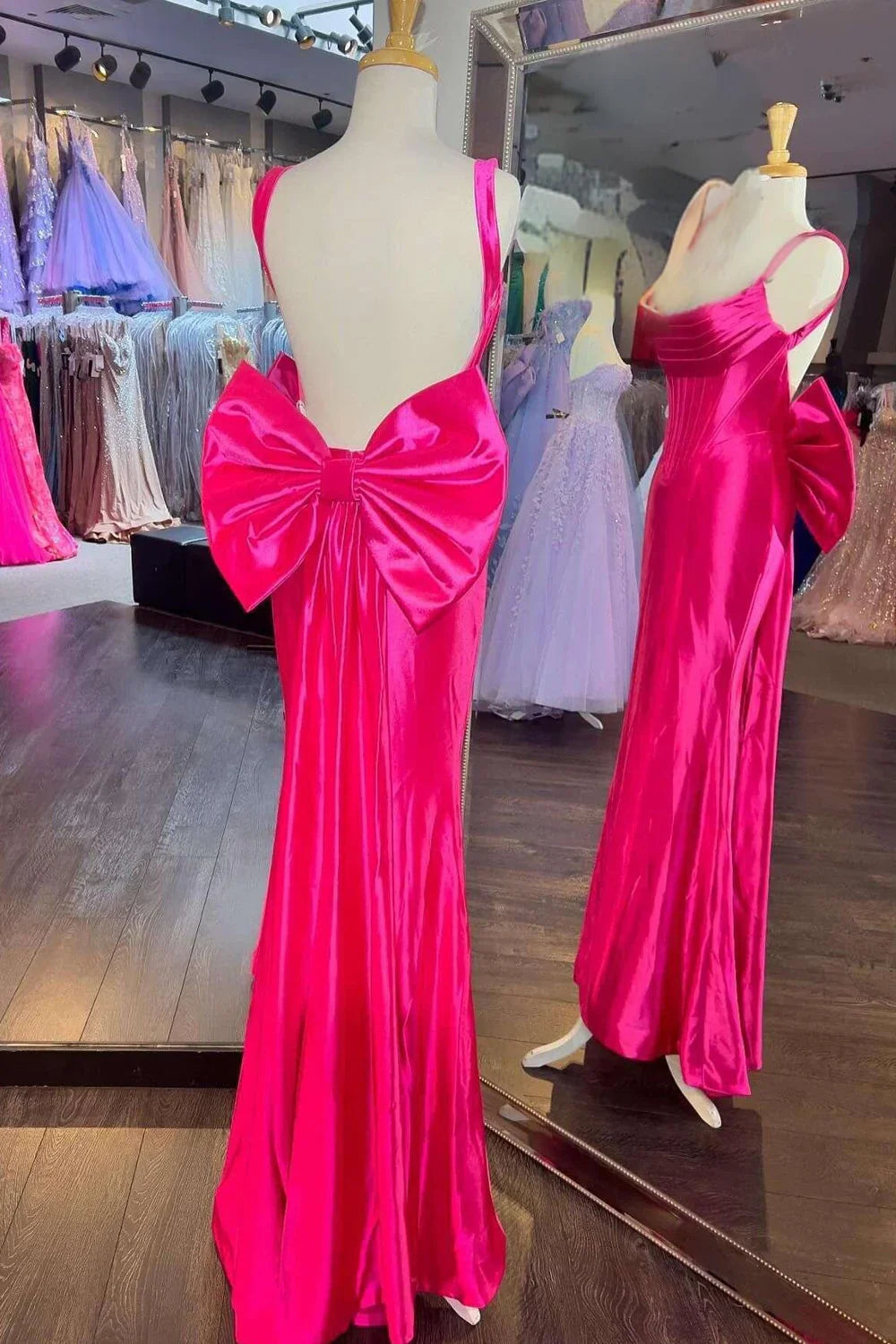 Dolores | Abito formale da sirena in raso con spalline fucsia e fiocco