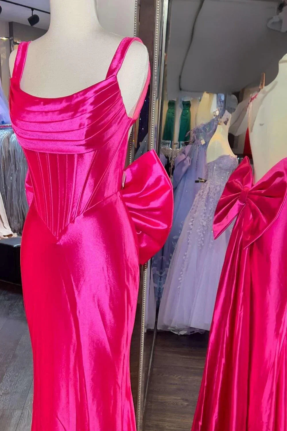 Dolores | Abito formale da sirena in raso con spalline fucsia e fiocco