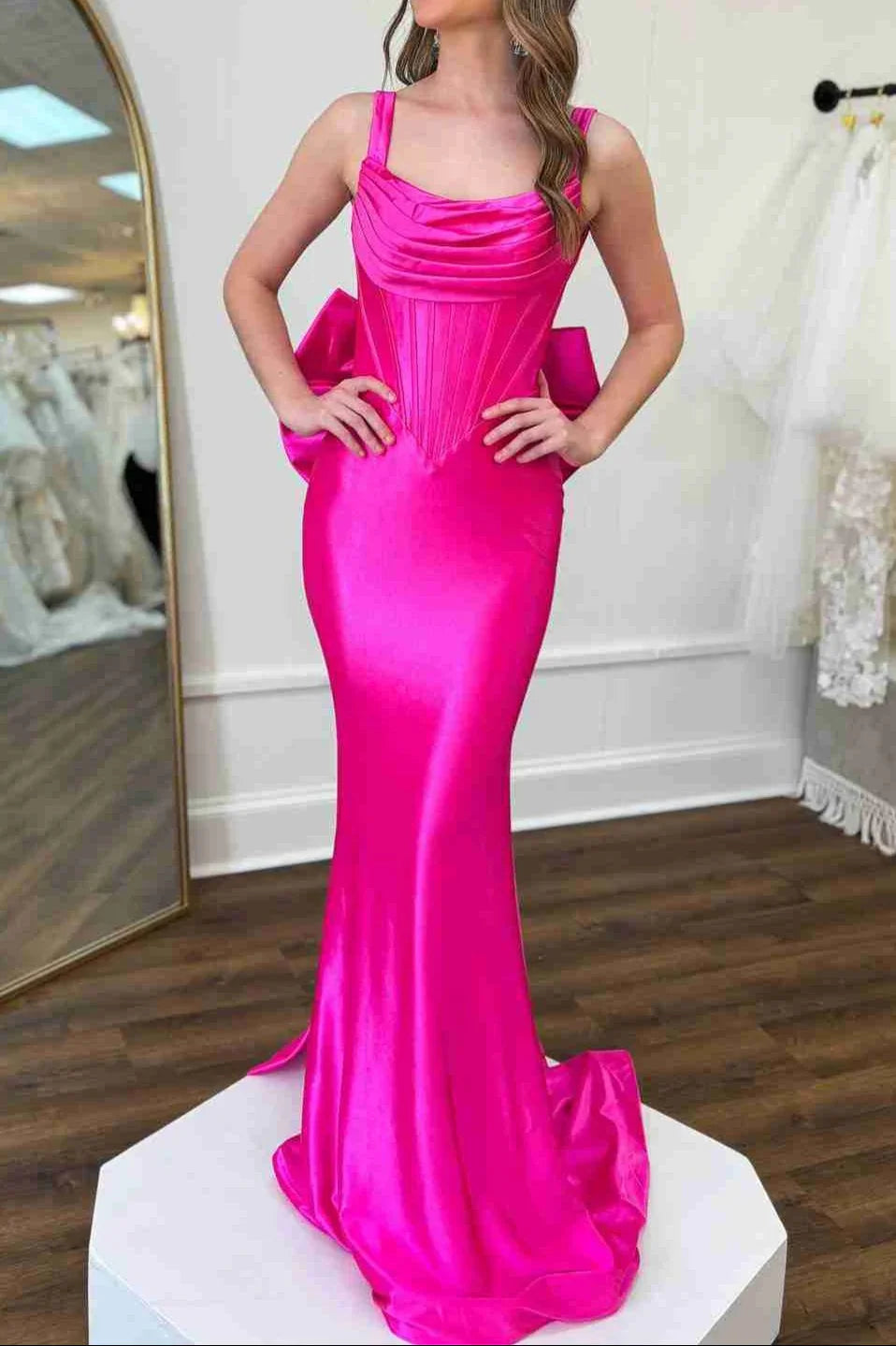 Dolores | Abito formale da sirena in raso con spalline fucsia e fiocco