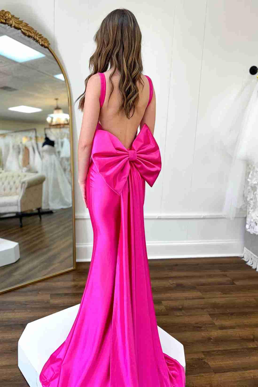 Dolores | Abito formale da sirena in raso con spalline fucsia e fiocco