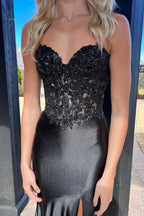 Donya | Vestido de Cetim Preto para Baile com Renda e Fenda, Estilo Sereia e Decote Coração