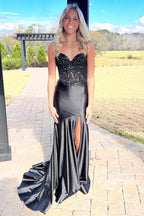 Donya | Vestido de Cetim Preto para Baile com Renda e Fenda, Estilo Sereia e Decote Coração