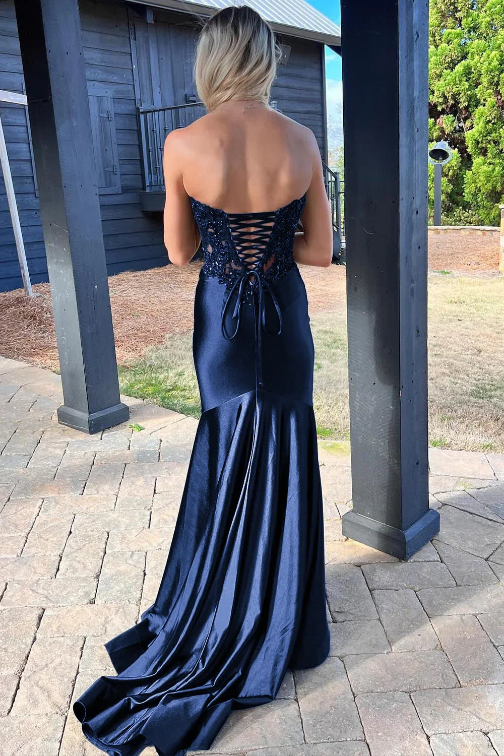 Donya | Vestido de Cetim Preto para Baile com Renda e Fenda, Estilo Sereia e Decote Coração
