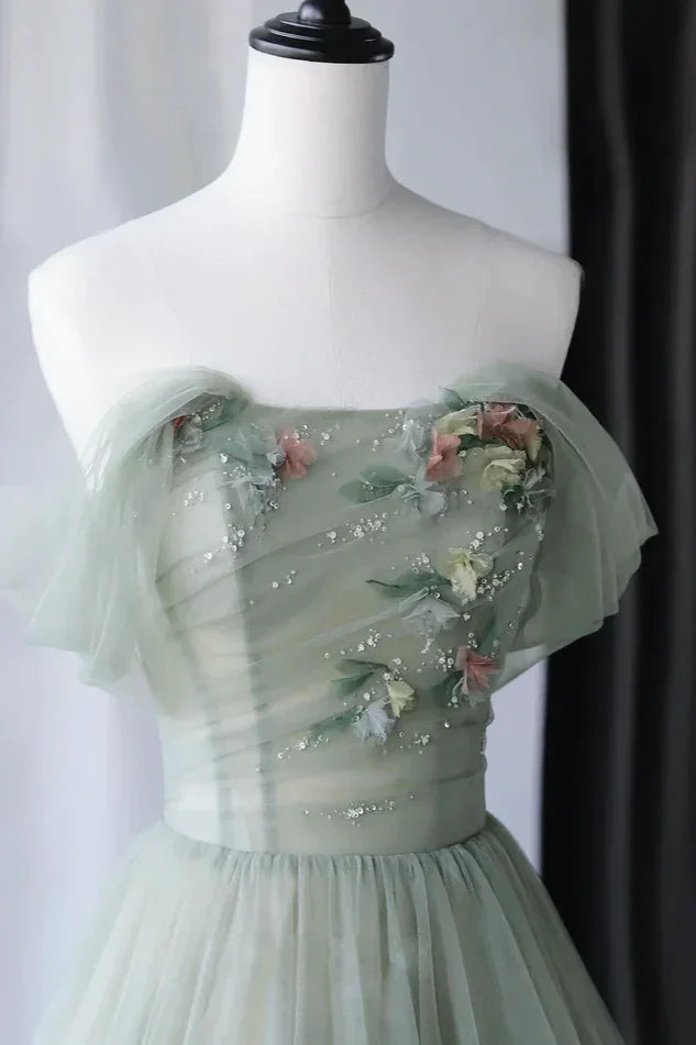 Drusilla | Vestido de Baile Verde-Sálvia com Bordados em Tule e Decote Princesa Ombro a Ombro