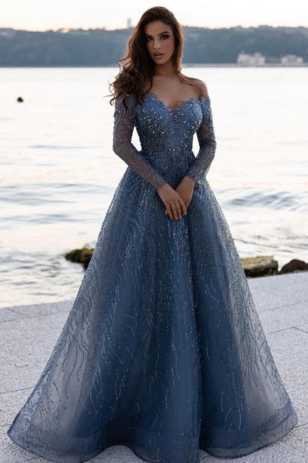 Abito da sera azzurro polveroso con paillettes, linea a trapezio, maniche lunghe e scollo a cuore