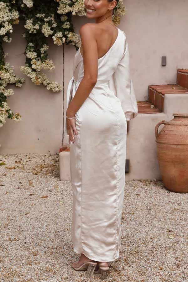 Robe longue satinée romantique et attachante à une épaule avec nœud devant et fente