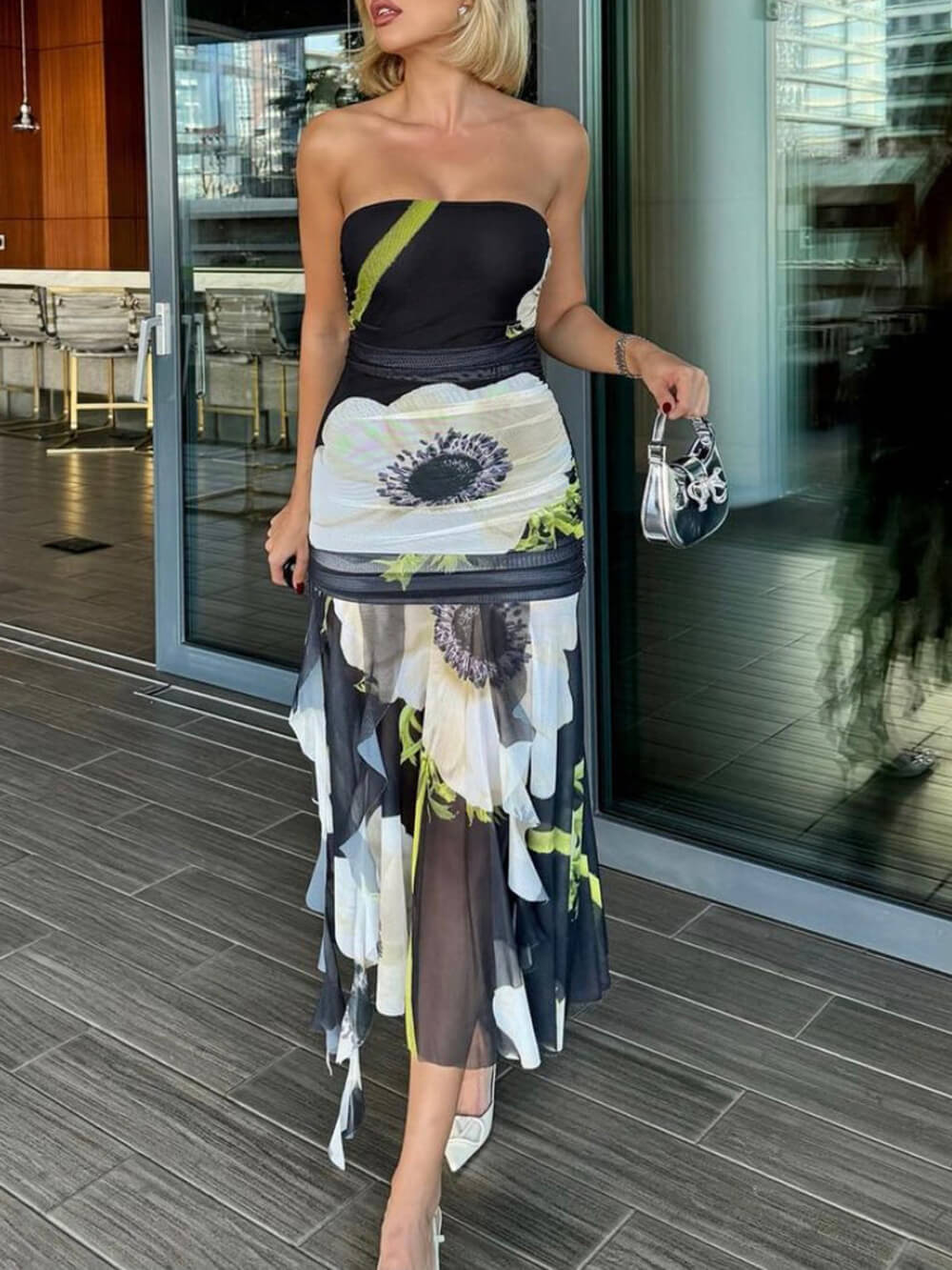 Vestido midi elástico con volantes fruncidos, hombros descubiertos y estampado floral con superposición de malla 