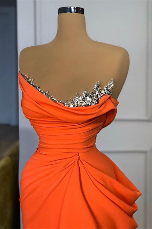 Abito lungo da sera arancione in raso drappeggiato a sirena senza spalline con paillettes