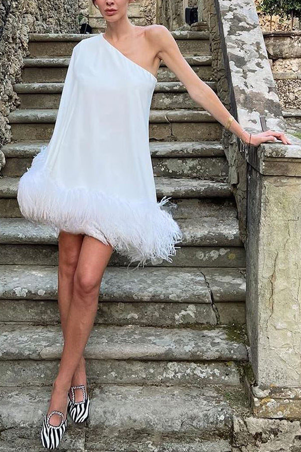 Vestido de Festa Mini com Bainha de Penas e Ombro a Descoberto Vegas Living