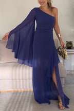 Vestido largo Party Pal de gasa con un solo hombro, mangas acampanadas y abertura 