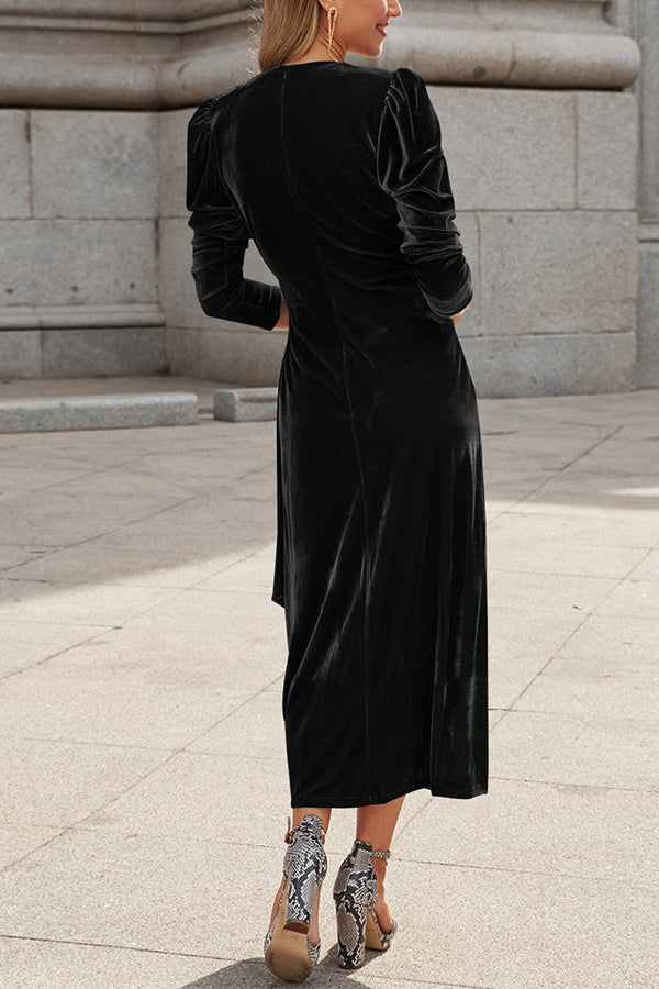 Elegante vestido de noche de diseño francés de manga larga en terciopelo dorado. 