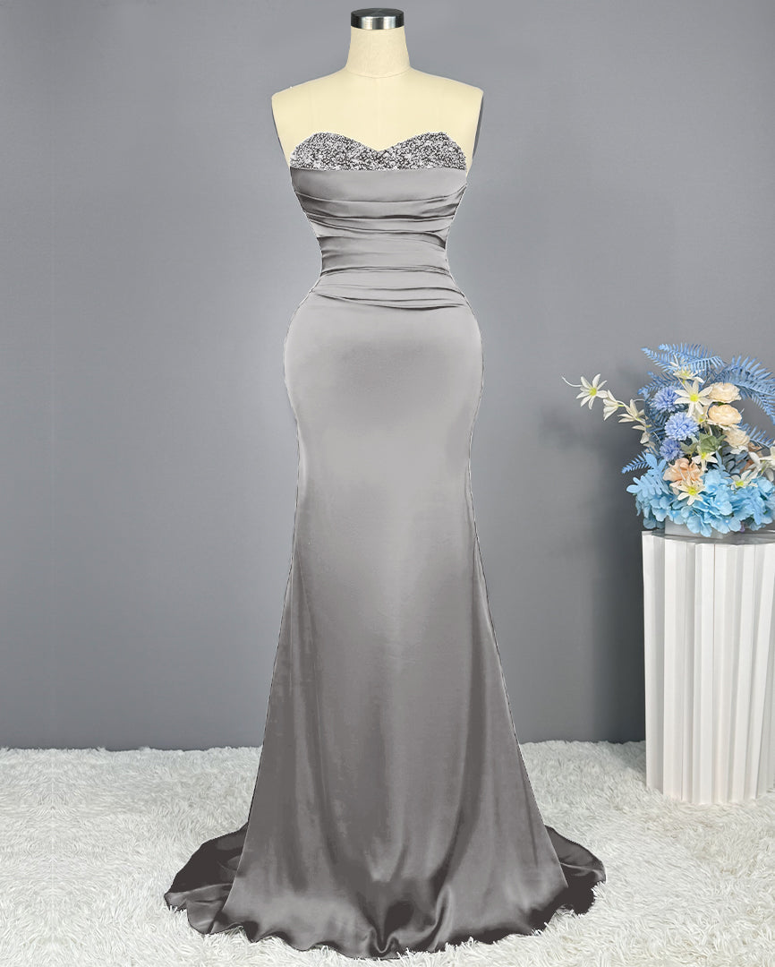 Vestido longo de baile de finalistas sem mangas com decote coração bordado a lantejoulas
