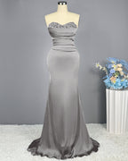 Vestido longo de baile de finalistas sem mangas com decote coração bordado a lantejoulas