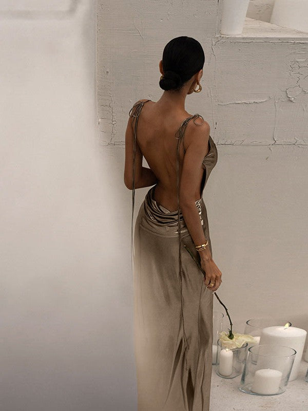 Metallic-beschichtetes, rückenfreies Abendkleid mit tiefem Ausschnitt 