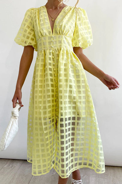 Remarkable Beauty – Midikleid aus quadratisch gemustertem Stoff mit Puffärmeln 
