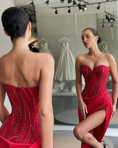 Ärmelloses Meerjungfrau-Ballkleid im Sweetheart-Stil mit Perlendetails und gewagtem Schlitz