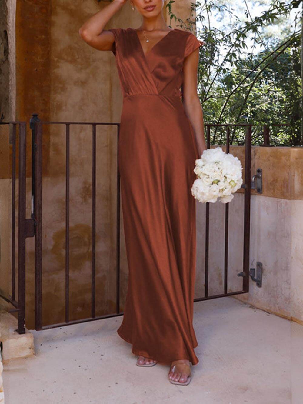 فستان حفلة بذيل السمكة من الساتان بلون صافي ورقبة على شكل حرف V لفصل الربيع/الصيف