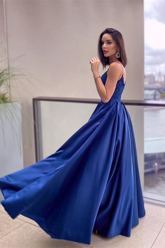 Abito da sera blu regale con spalline sottili, applicazioni di pizzo e tasche eleganti