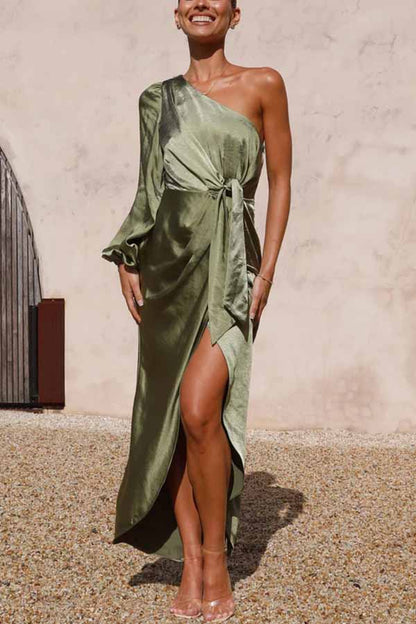 Endaring Romance – Maxikleid aus Satin mit One-Shoulder-Träger und Schlitz vorne zum Binden 