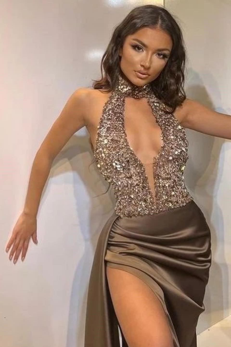 Vestido de fiesta de sirena con lentejuelas, escote en V profundo y cuello halter sexy con abertura frontal