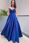 Abito da sera blu regale con spalline sottili, applicazioni di pizzo e tasche eleganti