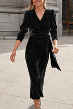 Elegante vestido de noche de diseño francés de manga larga en terciopelo dorado. 