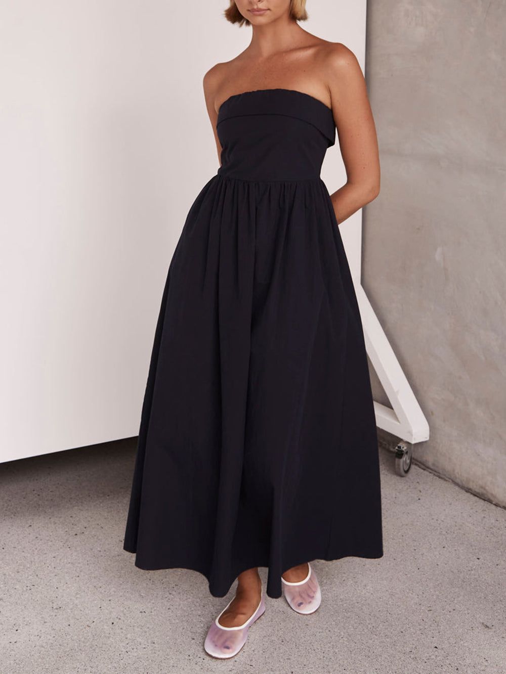 Trägerloses Tulare-Midikleid im Resort-Stil 