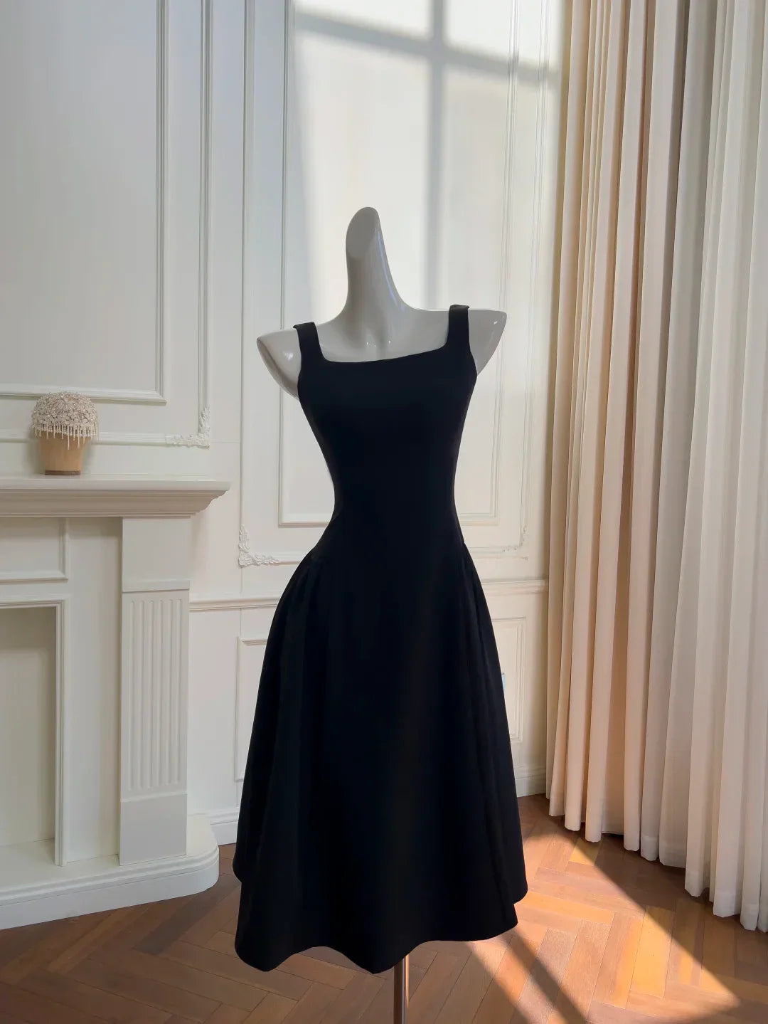 Vestido de Cetim Preto Elegante com Decote Quadrado, Modelo Linha A, Vestido de Noite Y8589