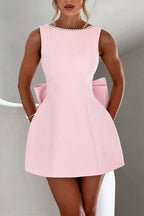 Robe courte ajustée avec grand nœud orné de perles élégant