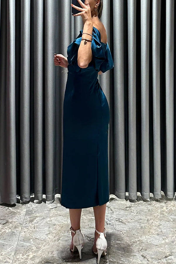 Robe de soirée mi-longue en satin doux à manches bouffantes froncée au buste