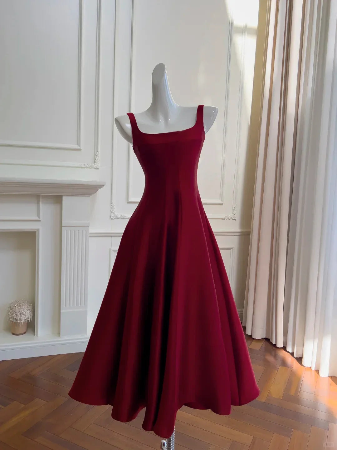 Abito da sera elegante in raso nero con scollo quadrato, linea a trapezio Y8589