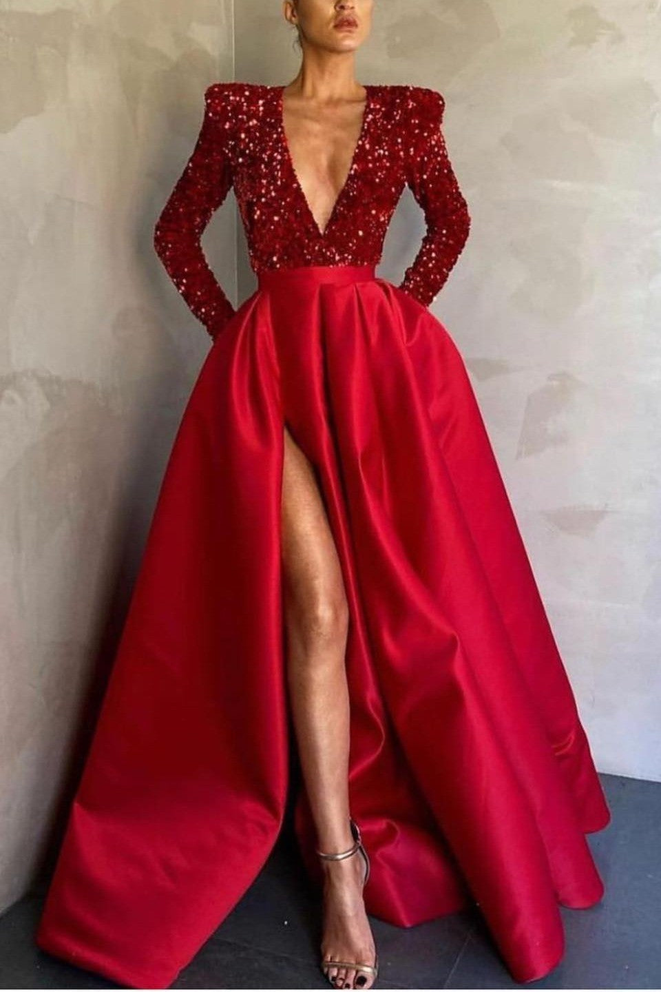 Langärmliges Meerjungfrau-Ballkleid aus Satin mit V-Ausschnitt und Pailletten