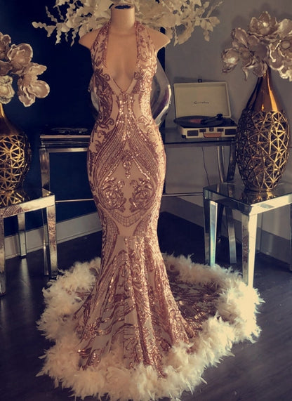 Vestido de fiesta largo estilo sirena con cuello halter, espalda abierta y detalle de plumas