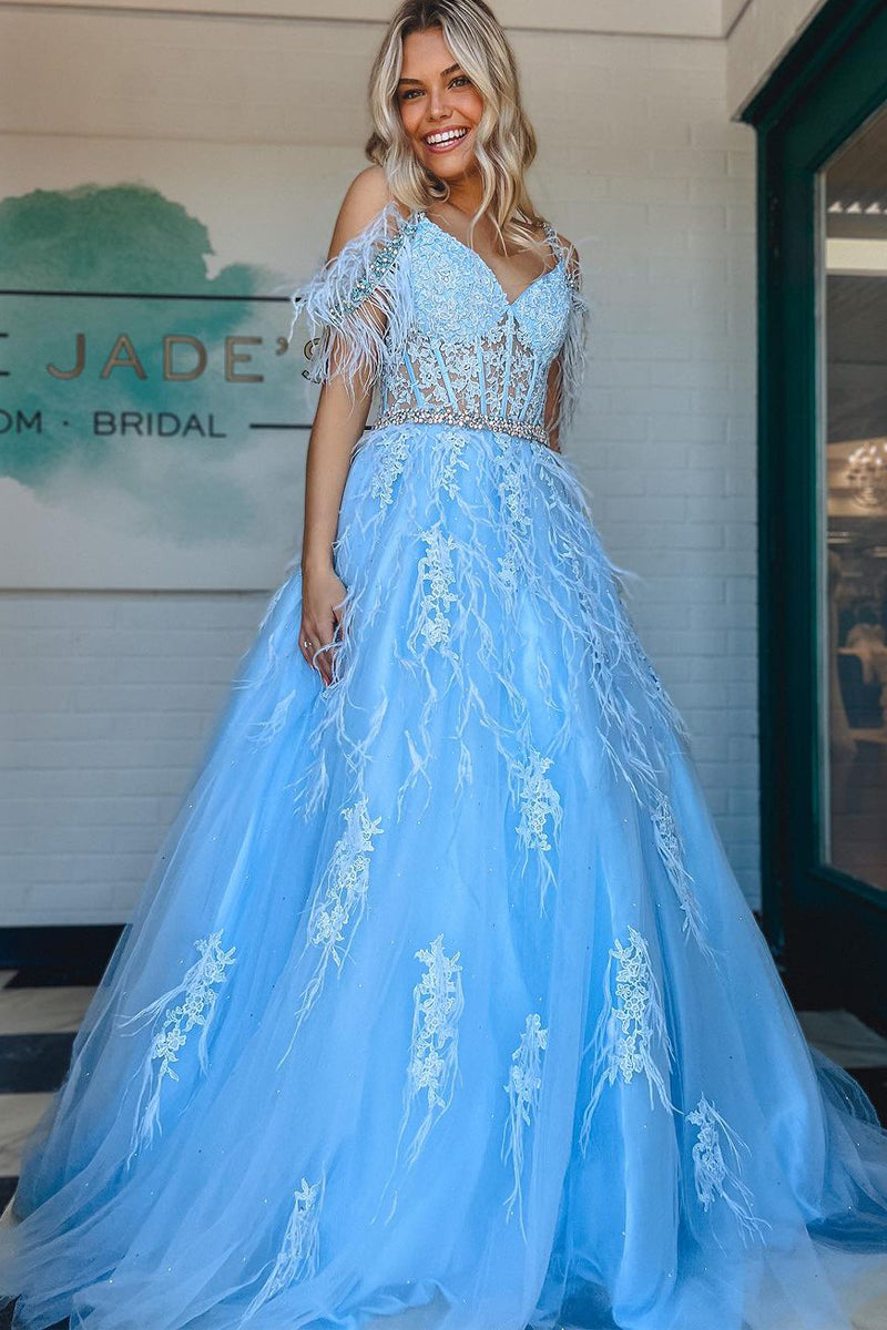 Abito da sera in tulle con scollo a V, pizzo, perline e piume