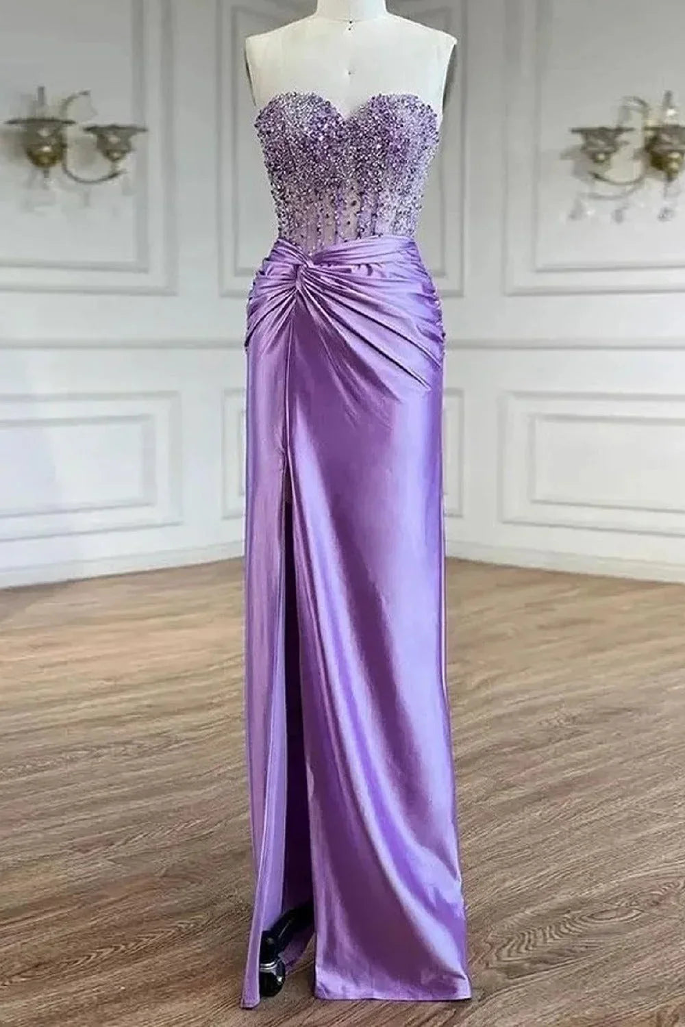 Eirene | Vestido longo de cetim roxo com cauda de sereia e contas para baile de finalistas