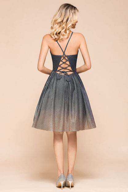 Elegante vestido de fiesta de noche hasta la rodilla con tirantes finos color bronce y escote en V profundo, sin espalda y con bolsillo.