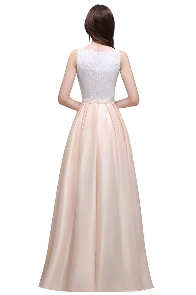 Vestido de cerimónia em cetim elástico, corte evasê, decote redondo com renda