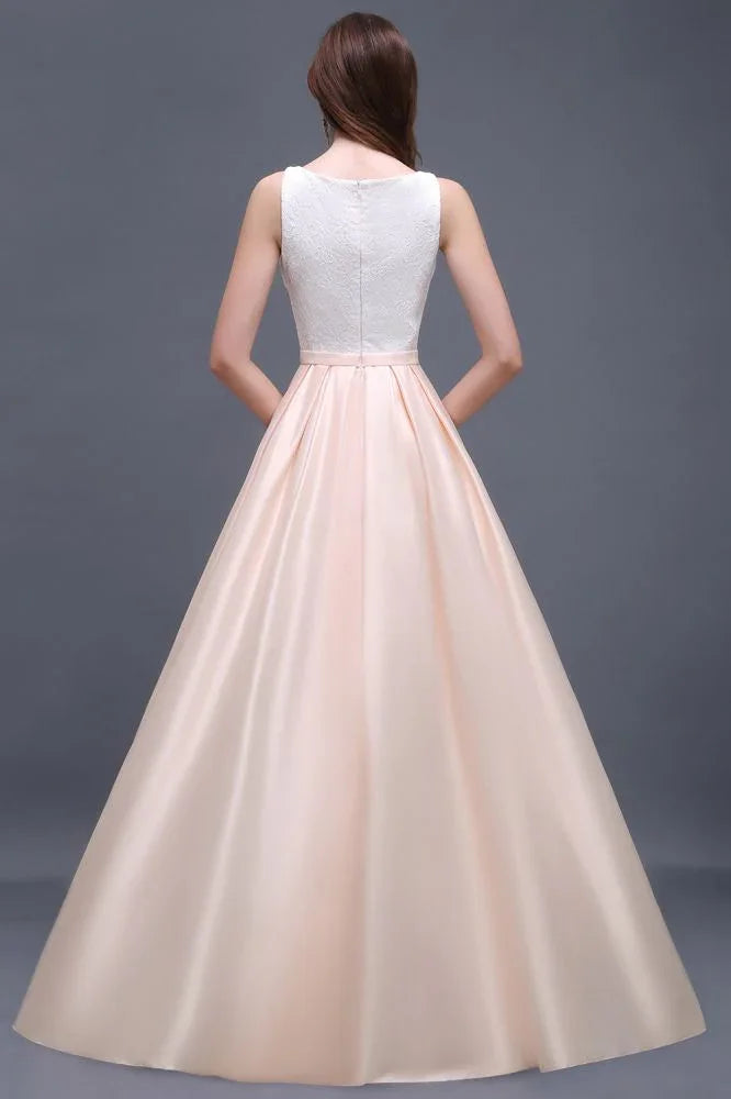 Vestido de cerimónia em cetim elástico, corte evasê, decote redondo com renda