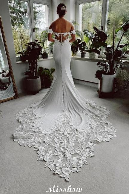 Robe de mariée blanche longue élégante style sirène avec dentelle et traîne, décolletée épaules dénudées