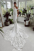 Robe de mariée blanche longue élégante style sirène avec dentelle et traîne, décolletée épaules dénudées