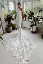 Robe de mariée blanche longue élégante style sirène avec dentelle et traîne, décolletée épaules dénudées