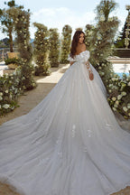 Elegant A-line Appliques Lace Sweetheart Tulle Wedding Dress With Long Sleeves