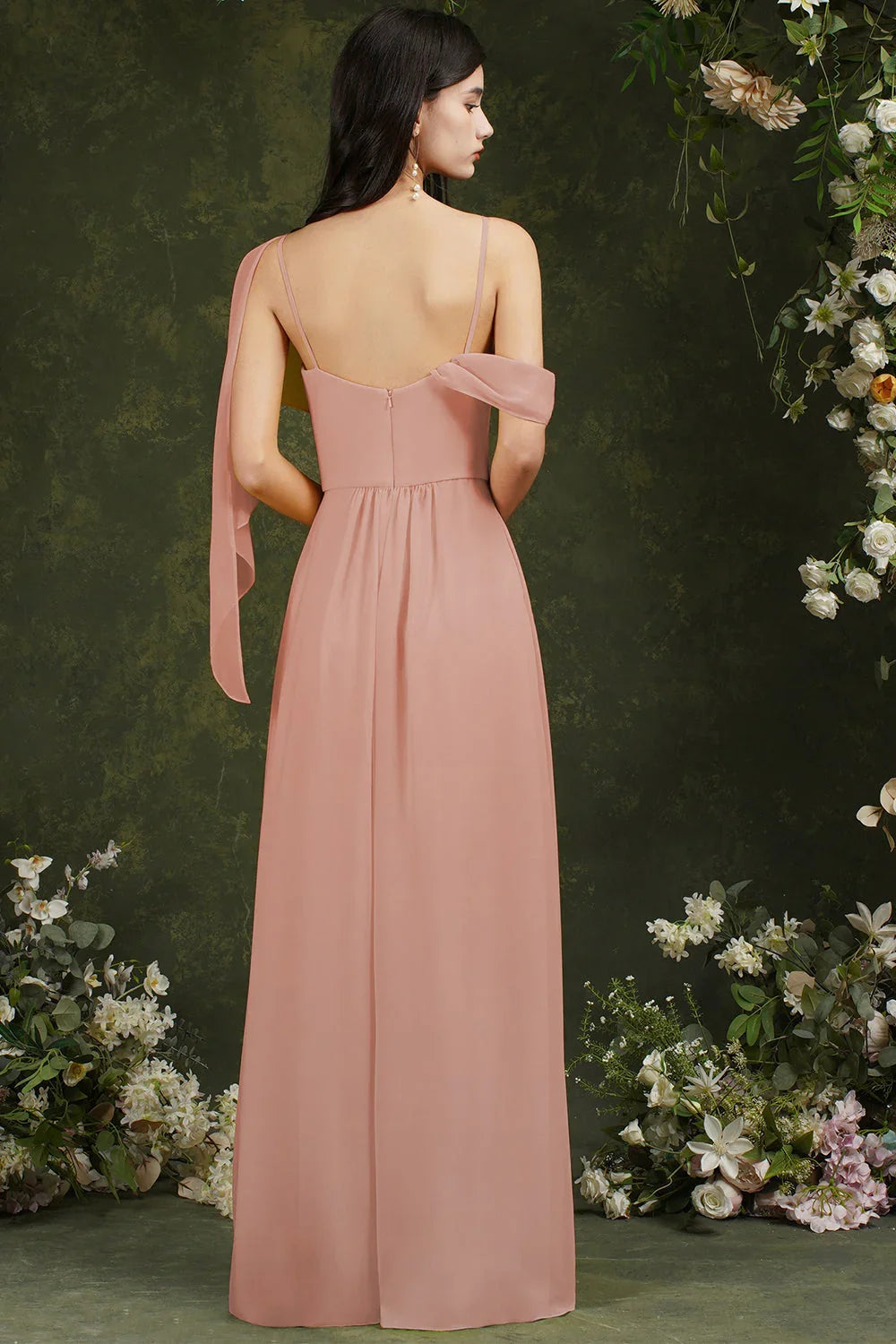Elegante abito da damigella d'onore lungo fino al pavimento, a linea ad A, in chiffon con balze e spacco, con tasche